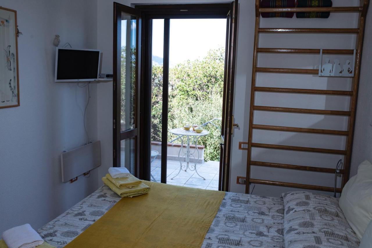 Suite Cucinino, Bagno, Ingresso Indipendente In" Villa Vivi" シニスコーラ エクステリア 写真